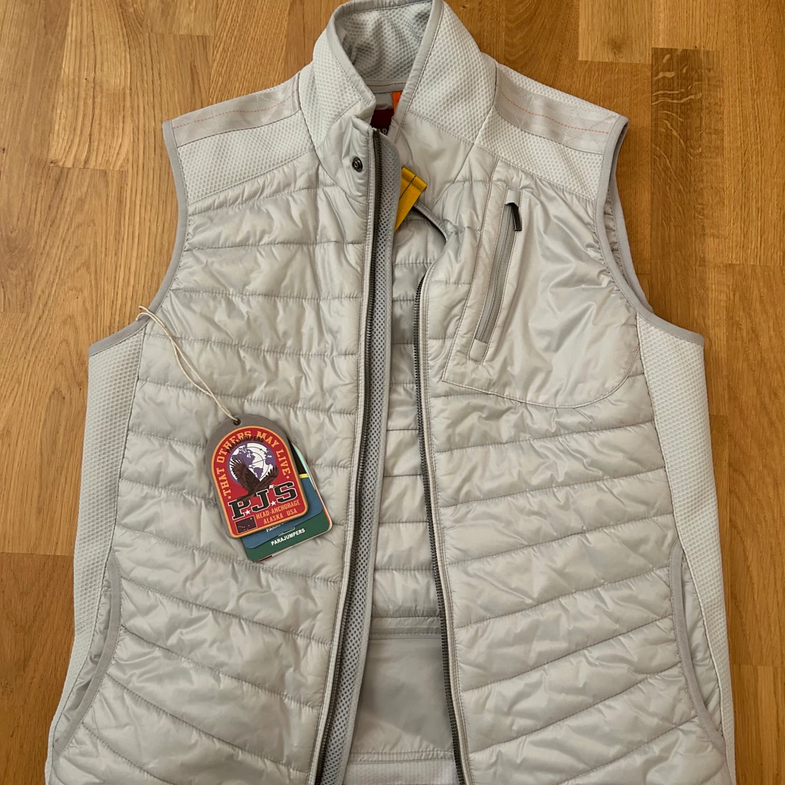 Grå quiltad väst från Parajumpers