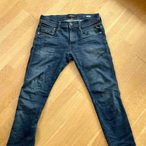 Replay anbass jeans - Säljer mina riktigt schyssta replay jeans. De sitter sjukt snyggt och extremt lätta att styla. Nypris ligger på 1800, strl 31! Ett hål som är ihopsytt (bild 2), men ingen man ser när den är på! 