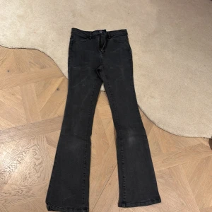 Svarta bootcut jeans från Designers Remix - Snygga svarta bootcut jeans från Designers Remix. De har en klassisk femficksdesign och en bekväm passform. Perfekta för en stilren look.