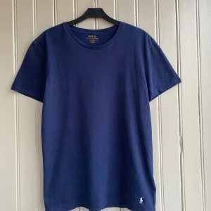 Ralph Lauren T-shirt  - En mycket fin Ralph Lauren T-shirt perfekt inför  sommaren utan några fläckar eller skavanker.   Måtten är ca 70cm i längd och 45 i axelbredd   Tveka inte på att skriva om du har frågor!!💬💬 