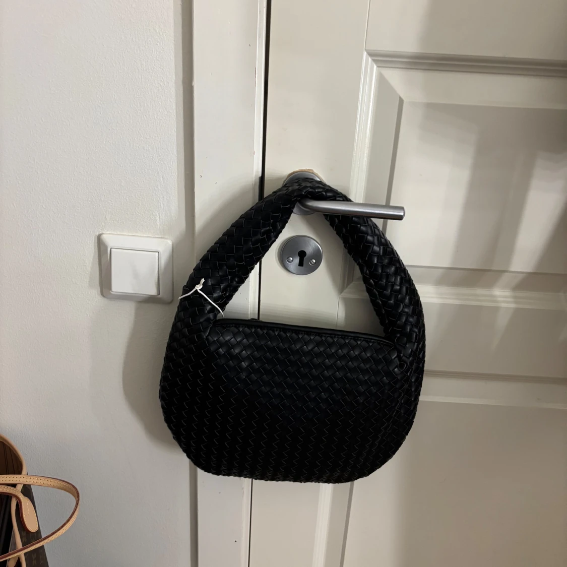 Svart axelväska från NA-KD