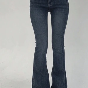 Blå bootcut jeans - Snygga blå bootcut jeans med mid waist Perfekta för en avslappnad stil med en touch av retro. De har en klassisk femficksdesign och en bekväm passform.