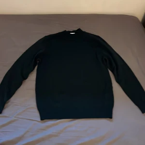 Mörk grön tröja från Ted Bernhardt - Snygg mörk grön tröja från Ted Bernhardt i storlek XS. Tröjan har en klassisk design med långa ärmar och rund hals. Perfekt för en stilren look.