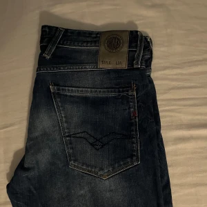Replay ANBASS - Replay Anbass jeans i storlek 32W och uppsydda till 31 i längd, passar runt 180, lite korta på mig som är 184cm, byxorna är använda men i bra skick. Pris ej hugget i  sten