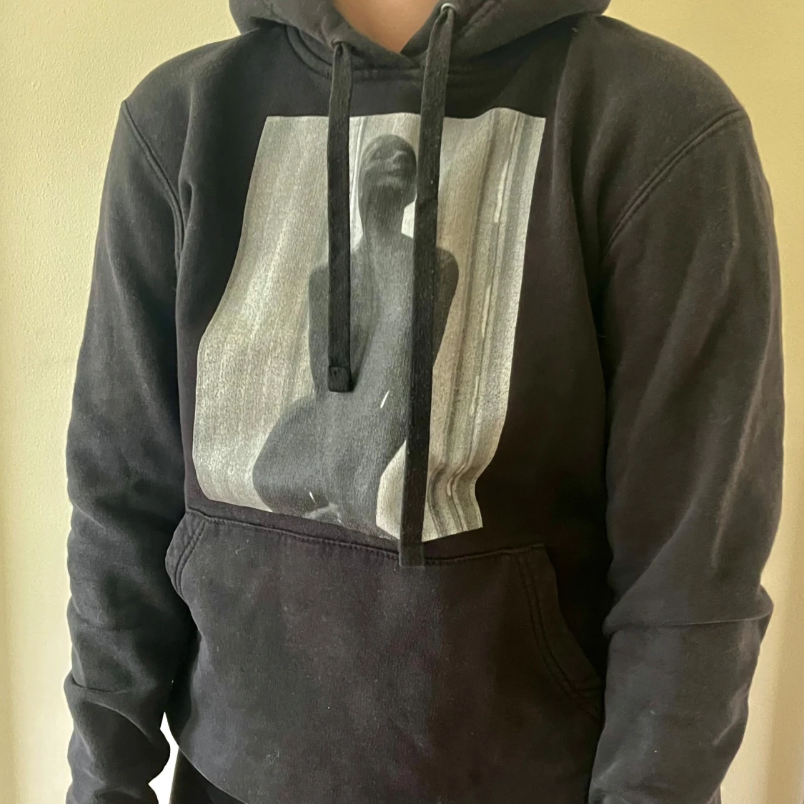 Svart hoodie från The Cool Elephant