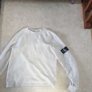 Beige långärmad tröja från Calvin Klein Jeans - Säljer en beige tröja från calvin Klein jätte skön tröja och perfekt skick vid frågor  är det bara att kontakta 😊