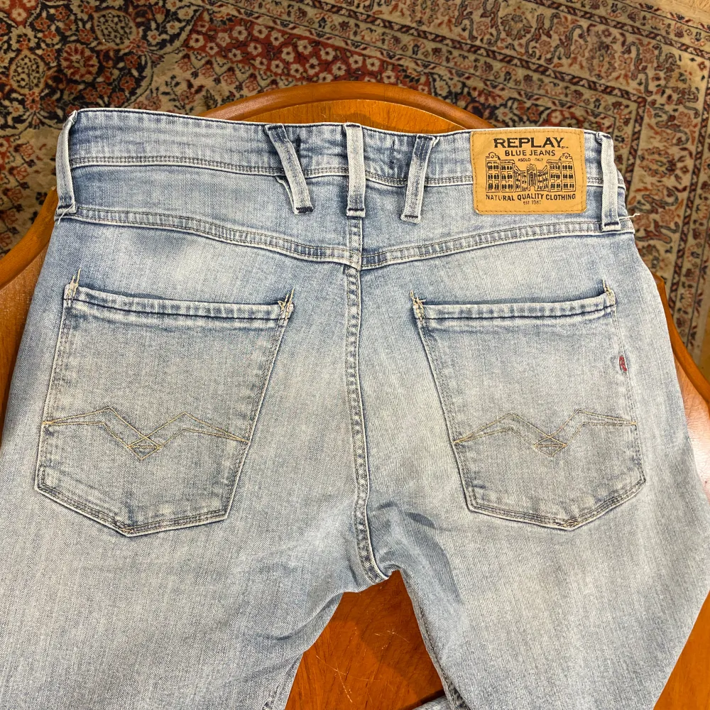 Snygga ljusblå jeans från Replay med klassisk femficksdesign och knappgylf. Perfekta för en avslappnad stil. Tillverkade i högkvalitativt denim.. Farkut & Housut.