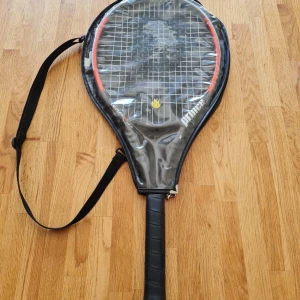 Prince tennisrack med fodral för junior - Använd tennisracket från Prince i storlek 26 för juniorer. Fodral för tennisracket ingår.  Kan hämtas i Vallentuna.