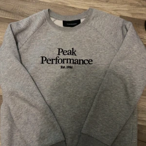 Peak performance tröja - En snygg helt ny oanvänd peak performance tröja stilren och passar till det mesta. Fick den k present och den var för liten tyvärr