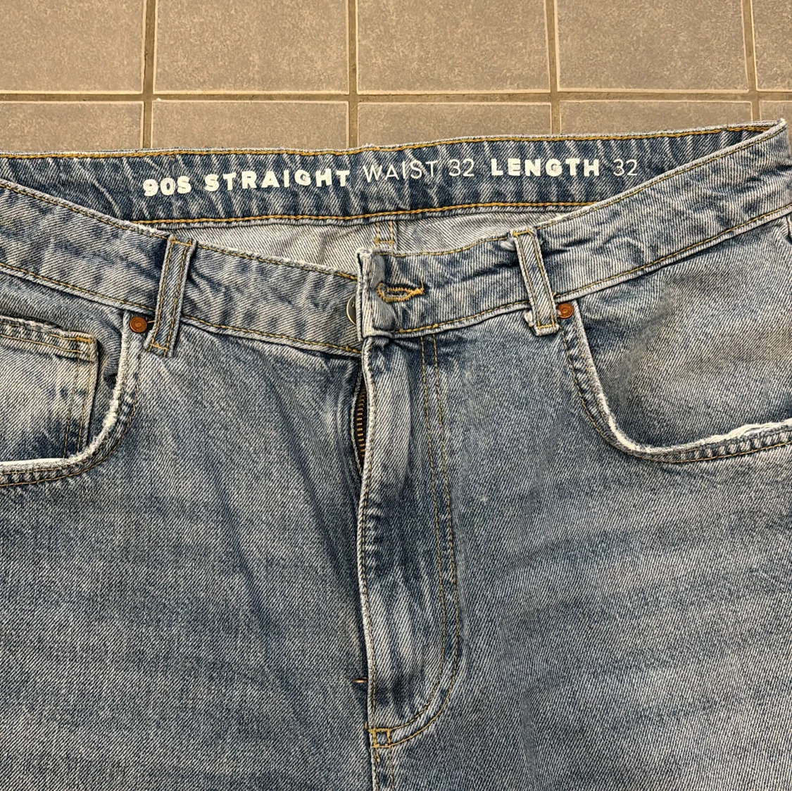 Blå jeans med rak passform - 3