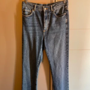 Blå jeans från Carin Wester - Snygga blå jeans från Carin Wester i modellen Austin. Tillverkade av återvunnen bomull och viskos med en liten del elastan för extra komfort. Klassisk femficksdesign med knapp och dragkedja framtill. Oanväda 