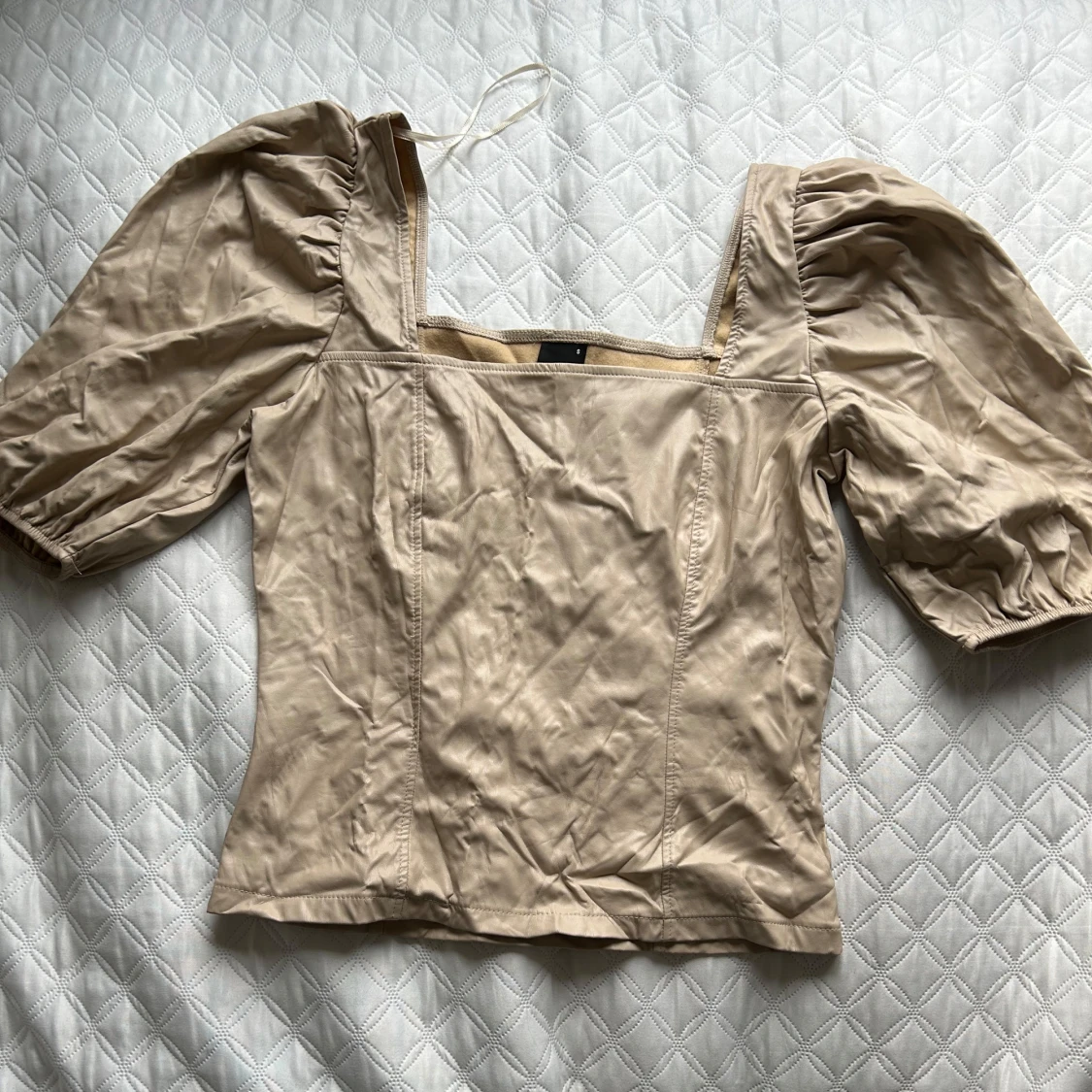 Beige skinn topp med puffärmar