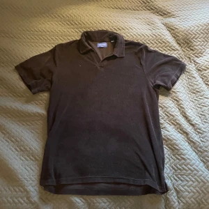 Svart kortärmad pikétröja från Jack and Jones  - Säljer en stilren svart pikétröja från Jack and Jones. Tröjan har korta ärmar och en klassisk krage. Perfekt för en avslappnad och sportig look. Passar bra till både jeans och shorts.