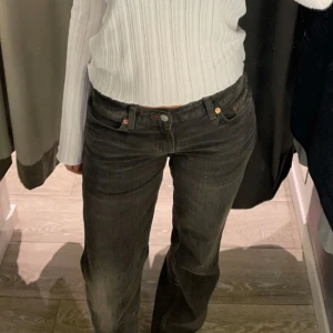 Svarta jeansbyxor - Svarta arrow low waist straight jeans från weekday. Byxorna är i bra skick. Köpte för 590kr säljer för 400kr. Skriv för mer bilder😊