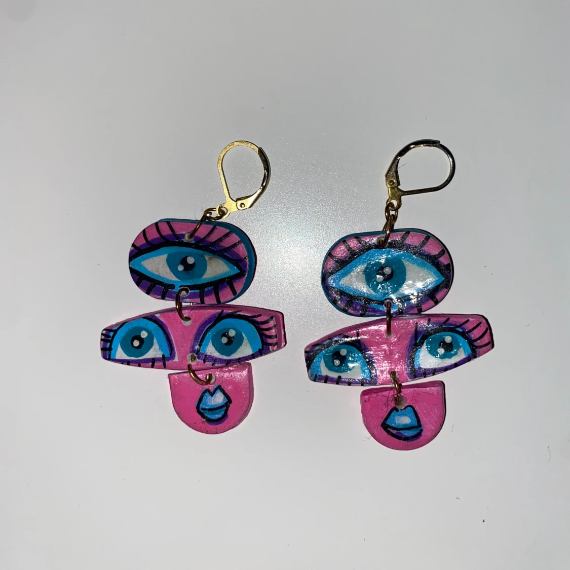 Färgglada örhängen med ögonmotiv