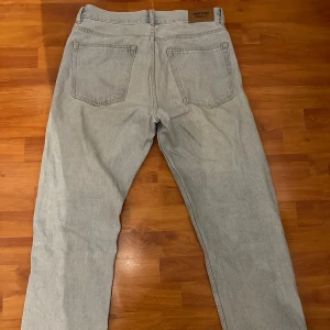 Ljusblå jeans från Sweet Skates - Säljer ett par ljusblå jeans från Sweet Skates. Avslappnad modell. Bra skick. Storlek: W30