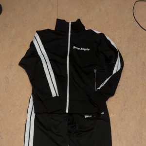 Palm Angels sett - Säljer Palm angels sett i perfekt skick. Inga konstigheter. Byxorna är storlek S och tröjan är M frågor eller funderingar så är det bara att hojta till! Mvh 😁