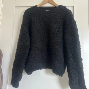 Svart fluffig tröja - Säljer en supermysig mörkgrå tröja från Gina Tricot. Den är fluffig och har långa ärmar och en rund halsringning. Hör av er om ni har frågor, pris kan diskuteras💞