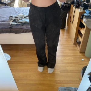 Svarta kostymbyxor från Gina Tricot - Snygga svarta kostymbyxor från Gina Tricot i storlek 42. Byxorna har en rak passform och är perfekta för en stilren look. 