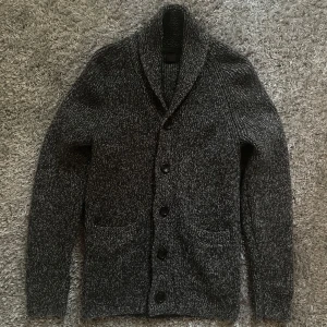 Cardigan  - Mörkgrå Stickad Cardigan i storlek XS. Är i toppskick. Skriv för mer bilder och information. Såklart går priset att diskutera 👍