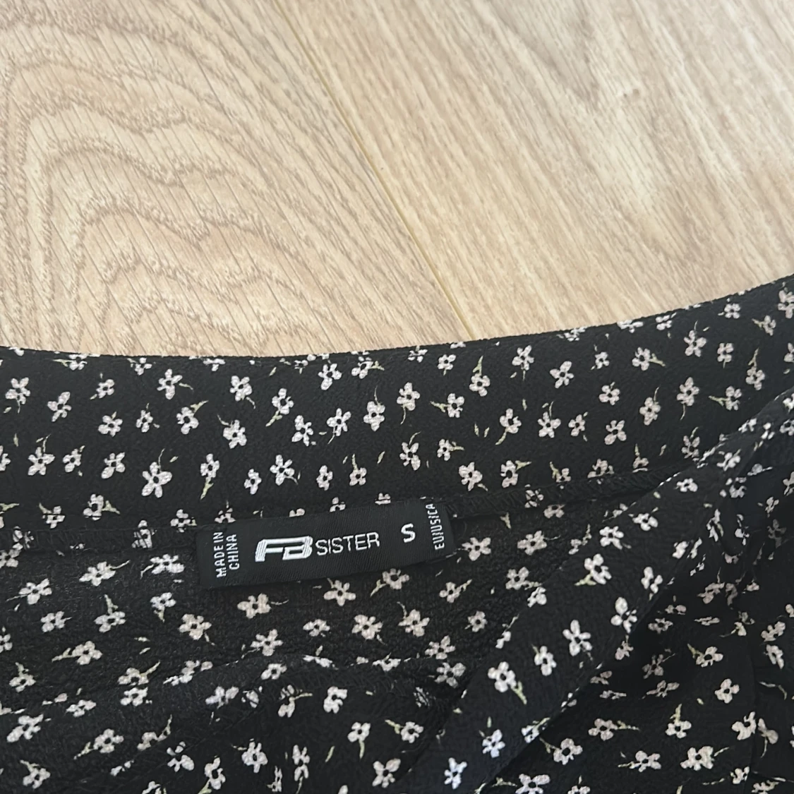 Svart blommig kjol  - 2