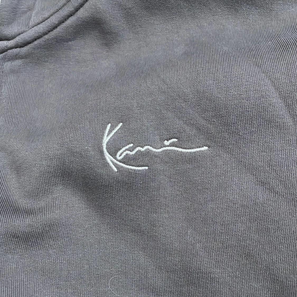 Grå hoodie från Karl Kani - 3