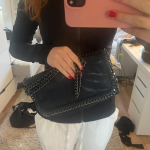 Snygg marinblå glittrig axelväska  - Skitsnygg väska köpt i Spanien på marknad !!💘💘säljer då den inte kommer till användning längre. Väska med kedja 