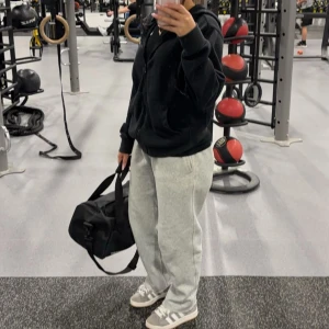 Grå mjukisbyxor - Säljer ett par bekväma grå mjukisbyxor med loose passform. Perfekta för träning eller en avslappnad dag. Byxorna har en elastisk midja för extra komfort.