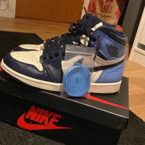Jordan 1 obsidian - Jordan 1 obsidian i bra skick lite crease men ingen direkt skada finns bara skriva om frågor eller funderingar👍👍