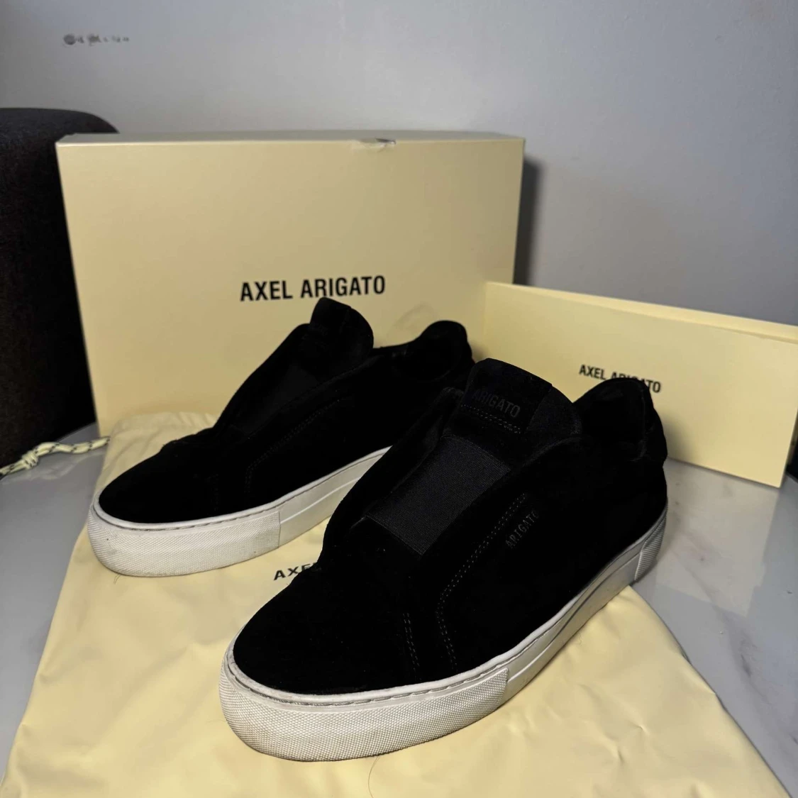 Svarta sneakers axel arigato