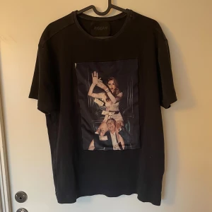 Limitato T-shirt  - Snygg  t-shirt från Limitato med ett unikt tryck på framsidan. Made in Portugal och är 100% bomull. Skicket är 10/10 nästan aldrig använd, skriv om du har funderingar!!