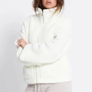 Vit teddyjacka med dragkedja - Mysig vit teddyjacka från lager 157. Jackan är helt ny fortfarande lappen kvar. Köpte i XL för att den skulle va lite mer oversized. Jättefin men passade inte riktigt min stil sen så glömde jag att lämna tillbaka den tyvärr.