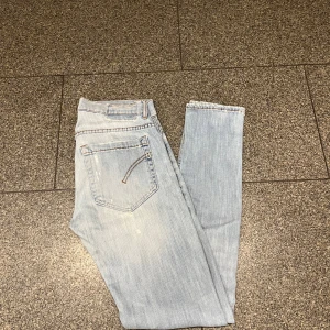 Dondup jeans - Säljer dessa riktigt snygga dondup jeans i väldigt bra skick, knappt använda. Nypris ligger runt 3000kr. Säljer för 950. Storlek w30