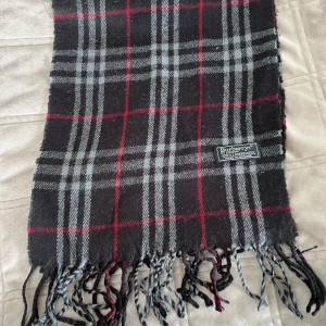 Burberry halsduk svart  - En Burberry  halsduk 9/10 skick väldigt snygg och passar till många outfits inte andvänd mycket 