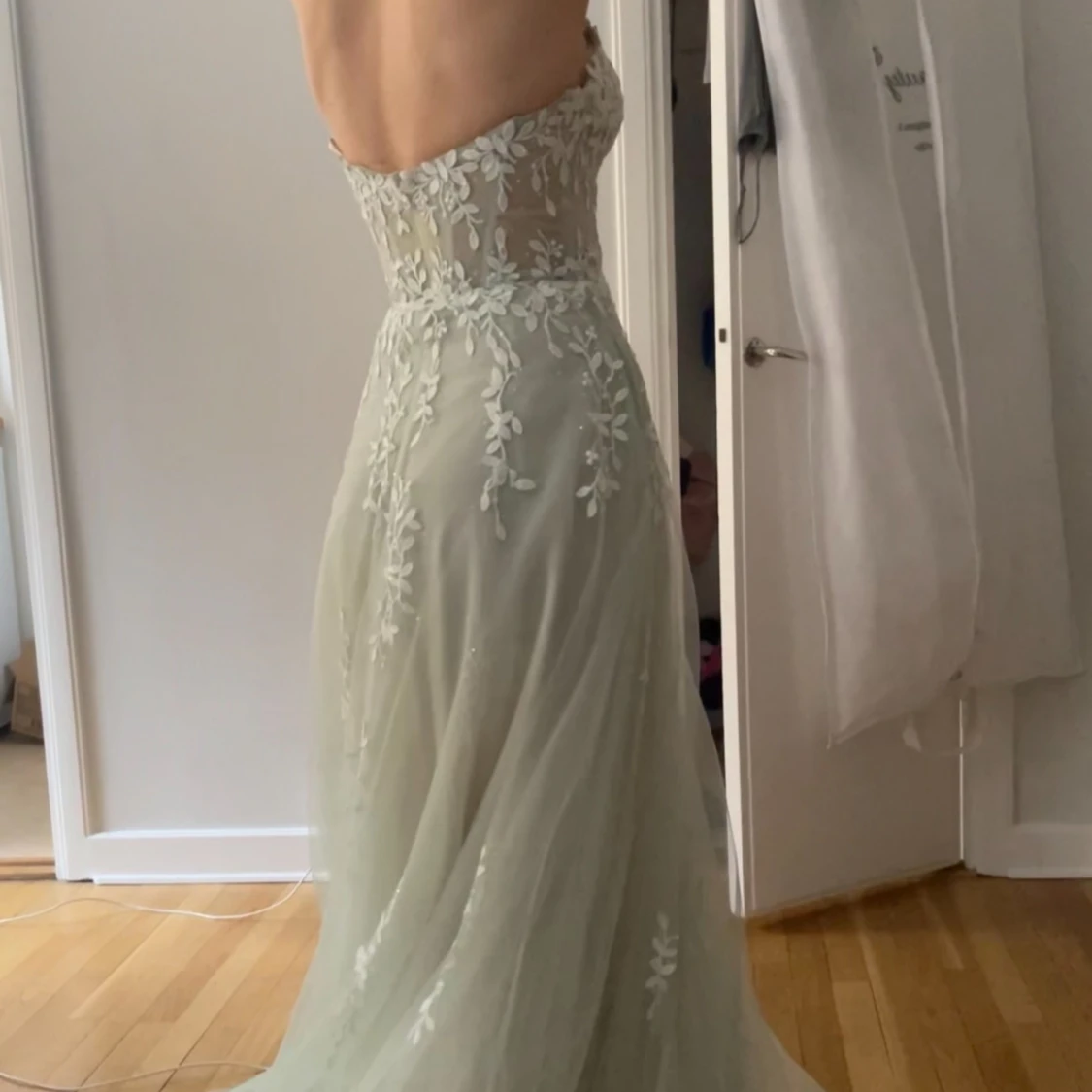 Mintgrön glittrig balklänning  - 1