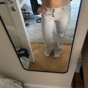Utsvängda jeans - Jättefina beiga utsvängda jeans i jättebra skick!!!💕