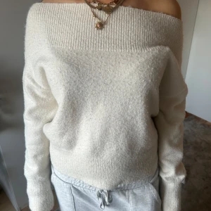 Vit offshoulder tröja - Säljer en  vit offshoulder tröja med lång ärm Supermysig tröja i bra skick!!!