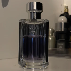 Prada / Lattafa parfym - Nu är det dags för parfym duon att tyvärr säga förväl till min kollektion då jag inte använder dem längre. Prada L’homme EDT samt Lattafa fakhar. Två helt otroliga dofter som utstrålar en på vardagen. Pradans innehåll ligger på 35-40/50 ml medans Lattafan ligger på runt 80 ml i ögonmått. Original box medföljer hos Lattafan men ej Pradan. Om du har några frågor eller funderingar, tveka inte att höra av dig !
