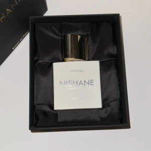 Hacivat Extrait de Parfum från Nishane - Upptäck Hacivat Extrait de Parfum från Nishane, en lyxig doft i en elegant vit flaska med guldfärgad kork. Förpackad i en stilren svart låda, perfekt för den som söker en sofistikerad och långvarig doftupplevelse. Kom gärna med bud för är 40 ml kvar av den! MVH BENGTSSON