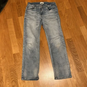 Blå jeansbyxor - Säljer ett par klassiska blå jeansbyxor med en rak passform. 