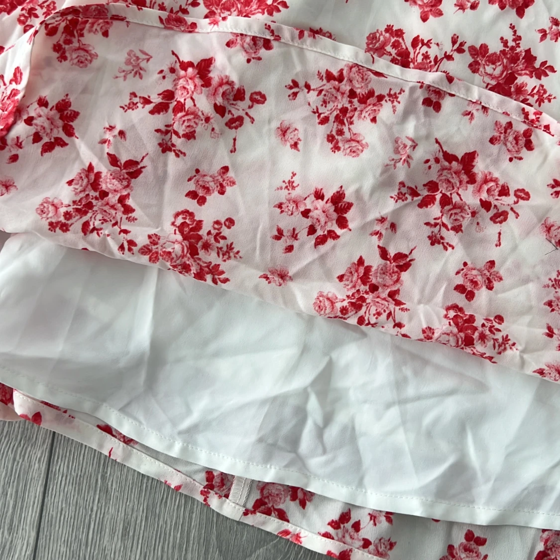 Vit och röd blommig klänning - 2