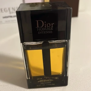 Dior Homme Intense Eau de Parfum - Säljer denna då den inte längre får den kärlek den förtjänar, köpt på kicks 2023 box och kvitto finns tyvärr inte, legit checka går att göra med bilderna i annonsen 