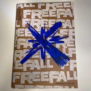 TXT FREEFALL Album - The Name Chapter: FREEFALL  av Tomorrow X Together. Hueningkai version.  Inkluderar en CD, en affisch, klistermärken och en mini poster av Hueningkai. Inga photocards!