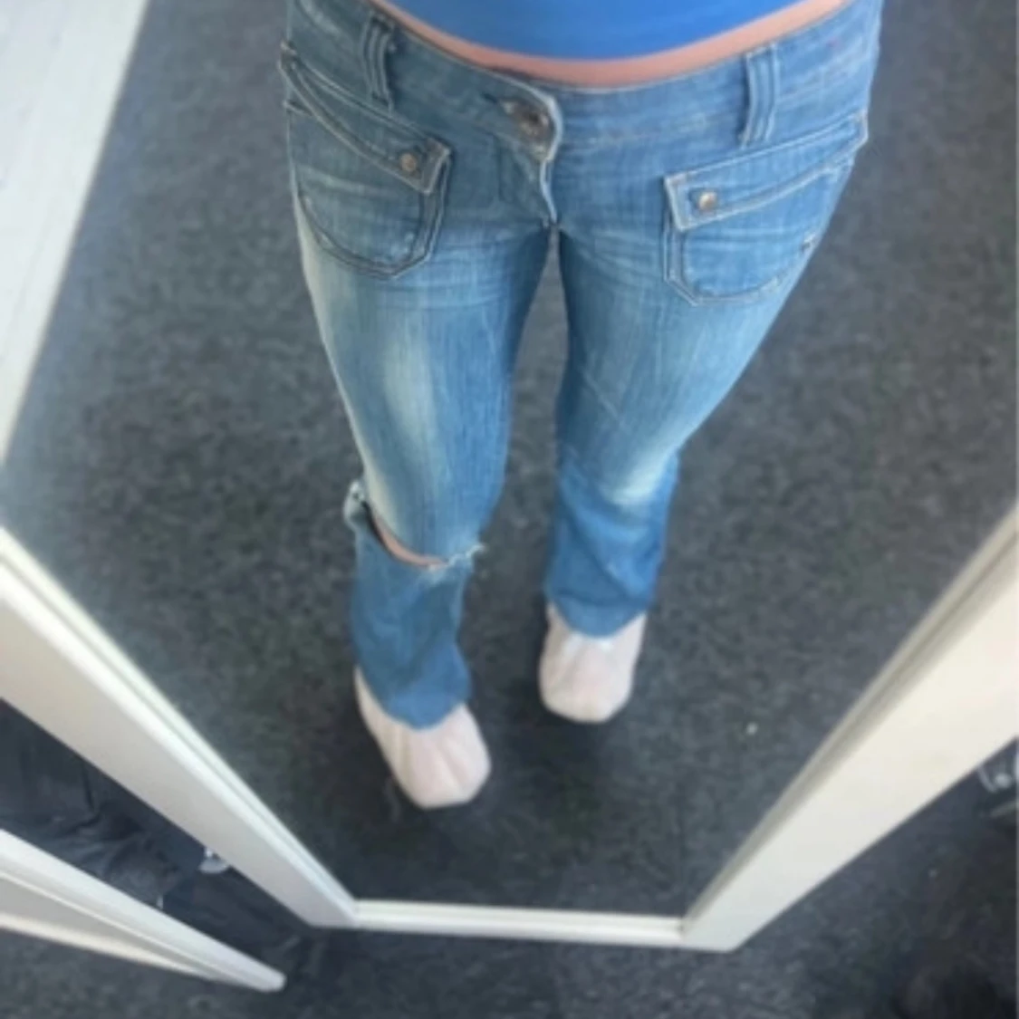 Blå jeans med slitningar - 1