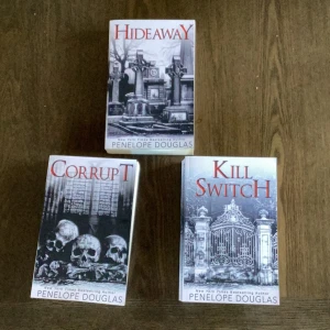 Devil’s night serien av Penelope Douglas - Säljer tre böcker av Penelope Douglas: 'Hideaway', 'Corrupt' och 'Kill Switch'. Böckerna har dramatiska omslag med gotiska element, riktiga ”booktok ” böcker. Perfekt för dig som gillar spänning och mystik. Köp de tre första böckerna i ”devil’s night serien” och fördjupa dig i en värld av hemligheter och intriger. Näst intill oanvända, bra kvalitet och även original omslagen som är svårt att få tag på i vanlig onlinebutik. (På engelska!) Betalas via plick! Köpte dem för 700 kr! Köp direkt helst!