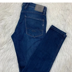 Blå jeansbyxor från Replay - Snygga blå jeansbyxor från Replay i modellen Anbass. De har en klassisk femficksdesign och en normal passform. Perfekta för en avslappnad stil med en touch av elegans.