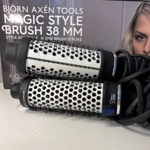 Björn Axén värmeborste - Säljer nu mina Björn Axén värmeborstar då dem inte kommer till användning. Dem är inte använda speciellt mycket då dem inte funkar på mitt hår.  Har i storlekarna 38 mm & 45 mm. Säljer styckvis🖤