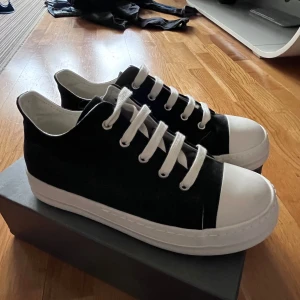 Ricks  - Rick owen skor storlek 43, men sitter mer som 42. Helt nya aldrig använda. 