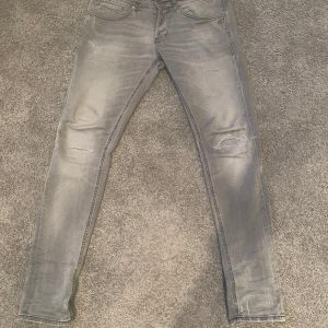 Dondup George  - Säljer nu ett par riktigt snygga jeans från dondup i modellen George. Skicket är som nytt. Hör av dig vid fler frågor och funderingar!!