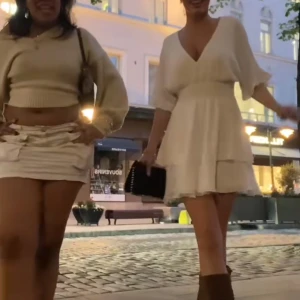 Vit klänning med v-ringning - Snygg vit klänning med v-ringning och trekvartsärmar. Perfekt för sommarens festligheter. Klänningen har en luftig passform och är knälång, vilket ger en elegant look. Kombinera med stövlar! Tryck på KÖP NU så postar jag så snabbt jag kan! 💗💗